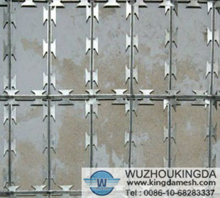 Welded razor mesh fence