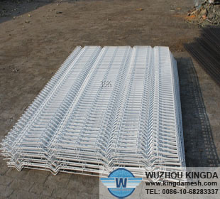 Welded wire mesh panel with folds